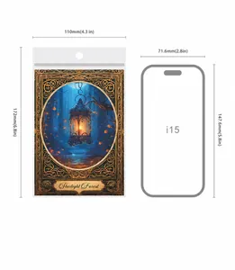 Größenvergleich der Starlight Forest Kunstkarte neben einem iPhone 15 Rahmen
