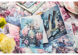 Makro-Detail von Vintage-Aquarell-Blumenaufklebern mit Parfümflaschen und Schuhen