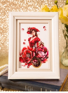 Détail d'une illustration vintage avec gemmes florales rouges dans un cadre photo blanc