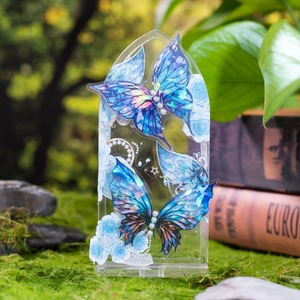 Irillerende blauwe vlinder acryl plaquette met parels op bemoste buitenondergrond