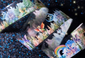 Dettaglio ravvicinato del nastro PET fantasy con illustrazioni di draghi e castelli