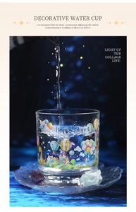 Dettaglio del bicchiere Happy Planet con motivi fiabeschi ed effetto acqua versata
