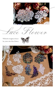 Dettaglio di adesivi in PET a fiori di pizzo per decorazioni vintage di scrapbooking