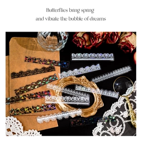 Dettaglio macro di adesivi in PET pizzo vintage con motivi floreali per scrapbooking