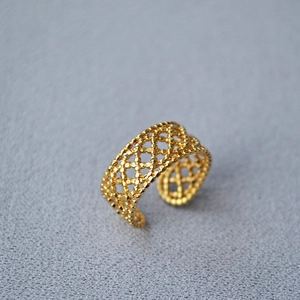 Exquisite gold open ring featuring delicate lattice lace hollow weave pattern
