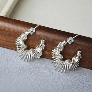 Boucles d'Oreilles Clous Lettre C en Cuivre Plaqué Argent Avec Tige en Argent Sterling 925 Design Fil Entrelacé Évidé Bijoux pour Femmes