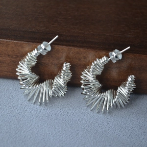 Boucles d'oreilles créoles argentées en forme de C avec un design texturé filaire élégant
