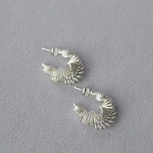 Boucles d'oreilles clous argentées en fil entrelacé creux au design métallique épuré