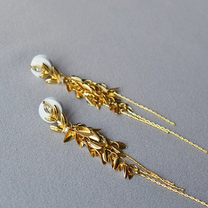 Boucles d'oreilles feuilles dorées à pampilles avec accents blancs et cristaux