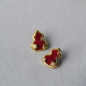 Boucles d'oreilles gourde en or de style chinois avec velours rouge et motifs d'étoiles