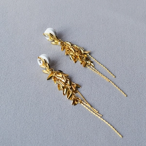 Boucles d'oreilles élégantes en épi de blé doré avec pampilles et studs en zircon brillant
