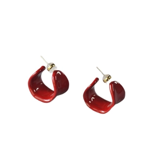 Chic Angola red enamel irregular C-shape earrings in gold metal with minimalist design