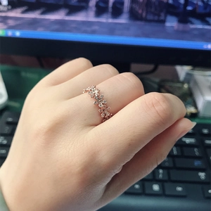 Bague marguerite en or rose sertie de zircons scintillants pour un éclat floral