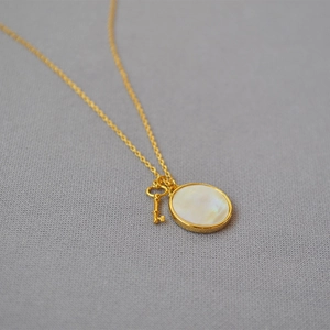 Elegante Halskette Mit Anhänger Natürliche Perlmutt Rundscheibe Und Kleiner Schlüssel Messing Vergoldet Für Damen Modeschmuck