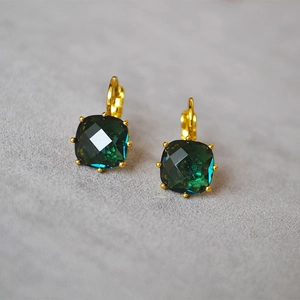 Boucles d'oreilles vintage en or avec pierres précieuses vertes carrées et crochets