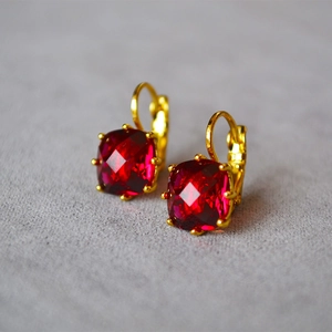 Boucles d'oreilles vintage en or avec grands diamants rouges de forme carrée