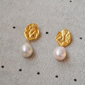 Vintage matte gold earrings featuring hammered heart metal and baroque pearl drops