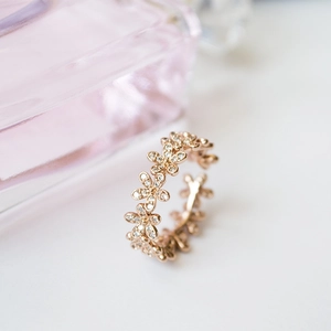 Détail macro de la bague marguerite en or rose avec micro-pavé de zircons sur les fleurs