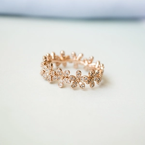 Vue macro détaillée de la bague marguerite en or rose avec zircons micro-pave sertis