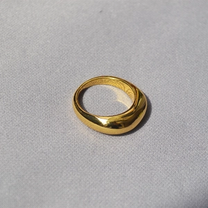 Minimalistischer vergoldeter dicker Dom-Ring mit Hochglanz-Finish für einen modernen Look