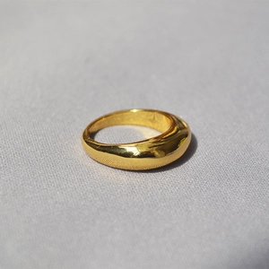 Makroaufnahme der vergoldeten gewölbten Ring mit hochglanzpolierter Spiegeloberfläche