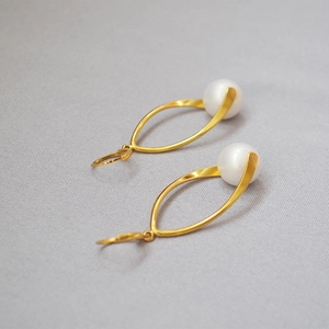 Minimalist gold-plated brass drop earrings with white round pearls in oval frames