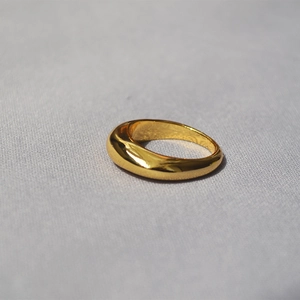 Detailansicht eines minimalistisch vergoldeten breiten Rings mit poliertem Spiegel-Finish
