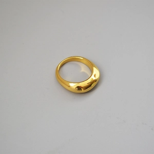 Detailaufnahme eines polierten Gold-Dome-Rings mit minimalistischem, dickem Design