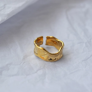 Künstlerischer goldener Ring, verstellbar mit unregelmäßiger Lava-Textur im Minimal-Stil