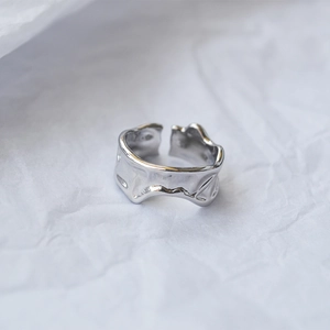 Verstellbarer Silberring mit Lava-Textur und flüssigem, minimalistischem Metalldesign