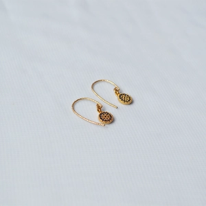 Boucles d'oreilles dorées avec cristal bleu et design minimaliste de l'œil bleu