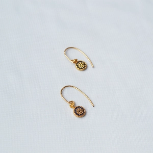 Détails de boucles d'oreilles œil porte-bonheur dorées avec zircon bleu et métal