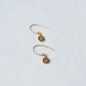 Boucles d'oreilles crochet œil turc dorées avec zircon bleu et design disque minimaliste