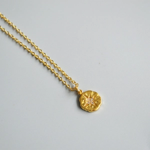 Minimalist 18K Gold Plated Copper Necklace For Women Sparkling Zirconia North Star Eight Pointed Star Round Coin Pendant Necklace Fashion Jewelry