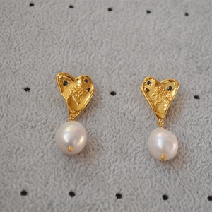 Boucles d'oreilles cœur vintage avec zircons bleus, relief de rose et perles baroques