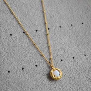 Collier vintage doré avec pendentif en perle d'eau douce baroque sur chaîne satellite