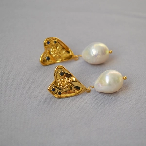 Boucles d'oreilles vintage avec rose en relief, zircon bleu et perle baroque