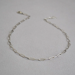 Detailed view of the silver minimalist link chain choker with an adjustable lobster clasp