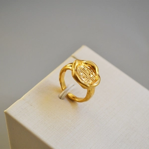 Bague ouverte dorée minimaliste texture lave irrégulière motif fluide abstrait