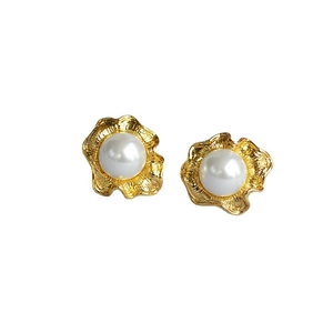 Orecchini a perno vintage in argento 925 a fiore dorato e perle per le donne