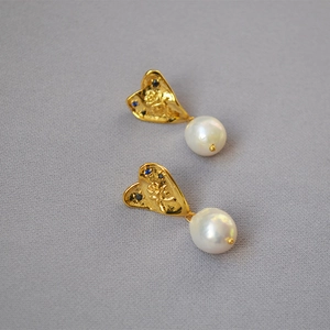 Détails de boucles d'oreilles perles baroques avec rose zircon bleu et cœurs dorés