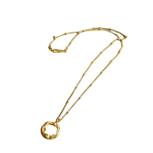 Collier ras du cou doré avec pendentif baroque à texture lave et chaîne perlée