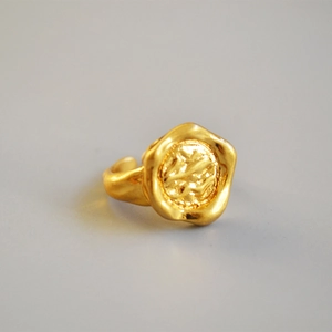 Détail de la bague rétro en laiton doré à texture irrégulière et anneau ajustable
