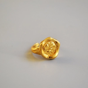 Détail de la texture martelée irrégulière sur la bague en laiton plaqué or vintage