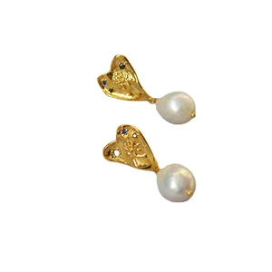 Boucles d'oreilles cœur vintage or avec relief rose et perles baroques blanches