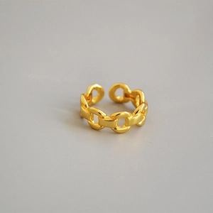 Détail de la bague chaîne en laiton plaqué or 18K avec un design poli à maillons réglables