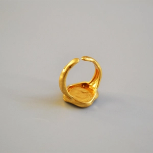 Bague ouverte en laiton plaqué or avec texture organique irrégulière effet lave fondue