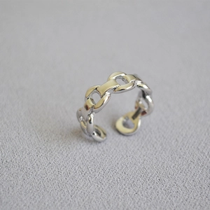Vue détaillée d'une bague chaîne argentée réglable au style industriel et poli minimaliste