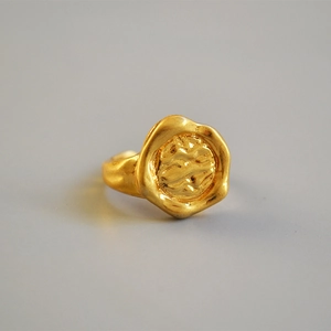 Bague vintage en laiton doré avec texture martelée irrégulière et design sceau de cire