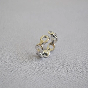 Bague chaîne argentée polie avec un design métallique minimaliste ajustable